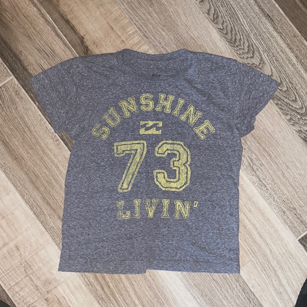 Gray and yellow Billabong tee S